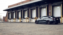 Темный Audi S5 на черных катках